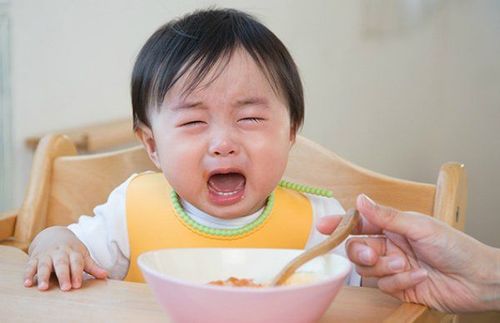 Trẻ biếng ăn ra mồ hôi trộm là tình trạng khá phổ biến ở trẻ dưới 1 tuổi