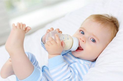 How to teach babies to bottle feed