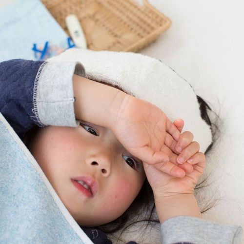 Trẻ sốt vào mùa đông có thể do nhiều lý do