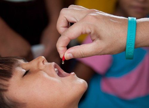 Trẻ có cần uống vitamin A hay không là thắc mắc của người bậc phụ huynh