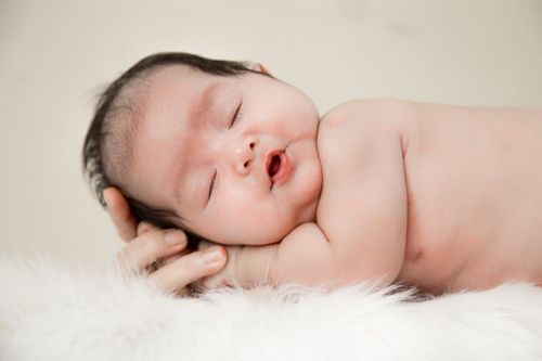 Trẻ sơ sinh bị thoát vị rốn, đi ngoài ít kèm ngủ không sâu là bệnh gì?