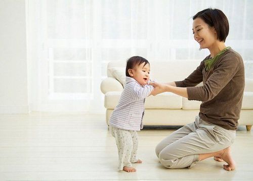 Trẻ chân vòng kiềng nên làm gì?