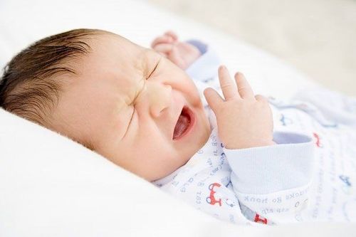 Trẻ có mảng trắng ở vòm họng là dấu hiệu của bệnh gì?