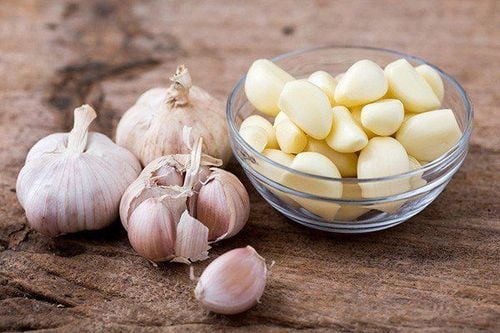 Is eating garlic harmful to the stomach?