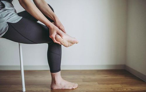 Vùng da dưới bàn chân phồng rộp gây đau khi đi là bệnh gì?