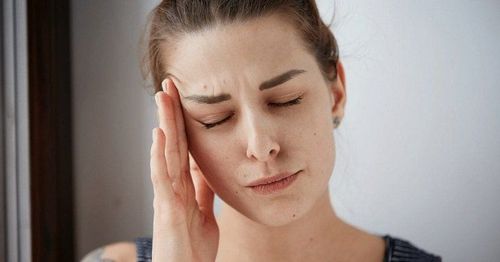 Sự sụt giảm đột ngột của estrogen dẫn tới sự xáo trộn nội tiết là nguyên nhân gây đau nửa đầu do kinh nguyệt