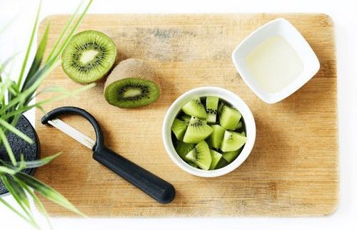 
Cho bé ăn kiwi cần lựa chọn kiwi cẩn thận
