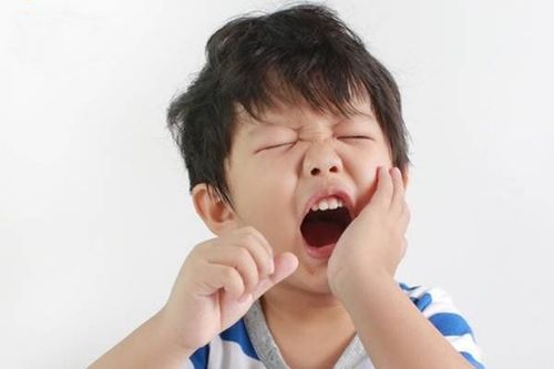 Ăn mòn chân răng ở trẻ nhỏ khiến trẻ cảm thấy đau răng