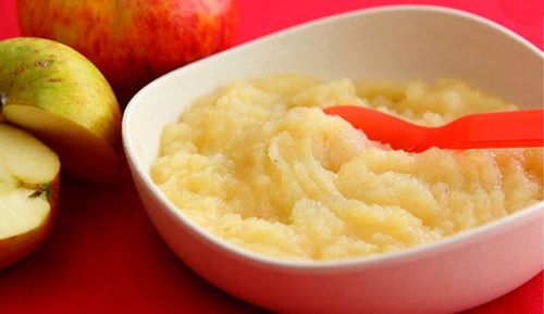 Cho bé ăn hoa quả như táo hấp cần sơ chế và thực hiện đúng quy trình