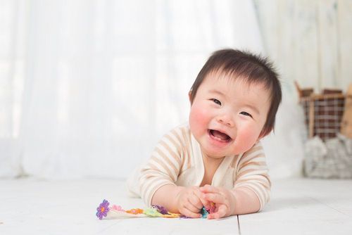 Trẻ 10 tháng tuổi chưa mọc răng hàm trên có sao không?