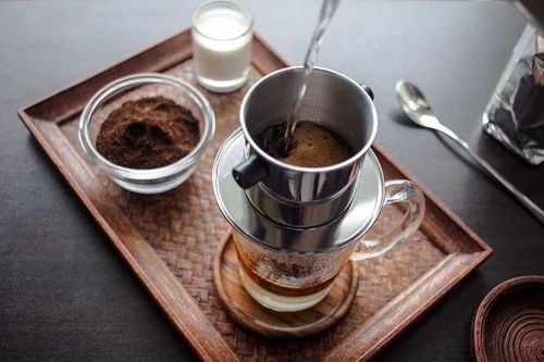 Caffeine là một chất có thể làm gia tăng tâm trạng bồn chồn bất an khi sử dụng ở liều cao