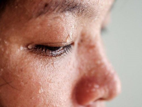 Bạn có thể gặp triệu chứng đổ mồ hôi quá nhiều khi cố gắng quá sức