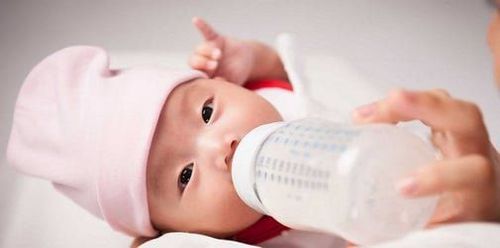 Trẻ 1 tuổi không chịu uống sữa có sao không?