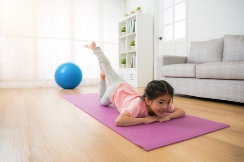 
Yoga là một trong những môn thể thao có tác dụng kéo dài chân cho trẻ
