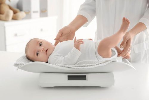 Trẻ gái 9 tháng tuổi nặng 6,8kg có phải suy dinh dưỡng không?