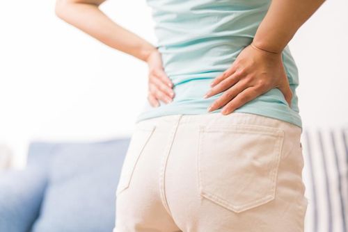 Tiểu nhiều lần kèm đau lưng có phải là dấu hiệu của suy thận không?