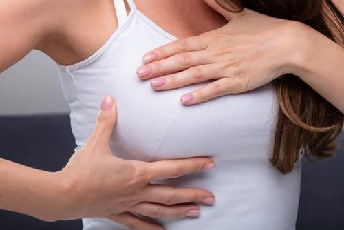 Nữ giới đau rát núm vú nguyên nhân là gì?