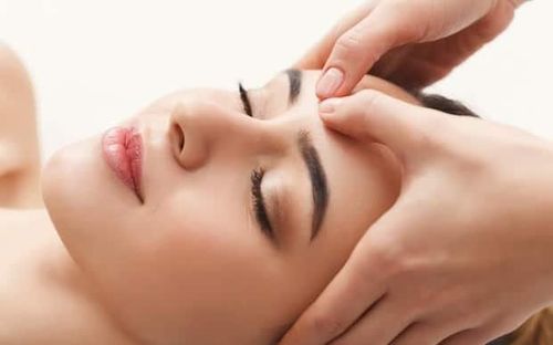 
Massage mặt có thể giúp bạn ngăn ngừa mụn trứng cá
