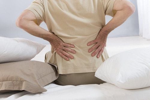 Vì sao bạn đau lưng sau khi ngủ dậy?