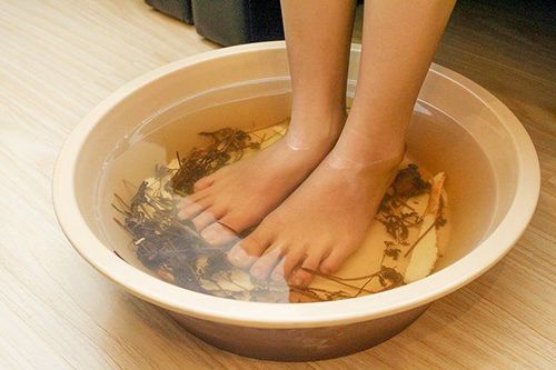 How good is it to soak your feet in hot water before sleeping?