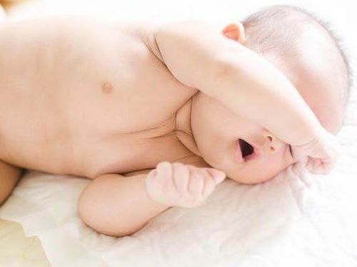 Trẻ sơ sinh hay vặn mình khi ngủ phải làm sao?