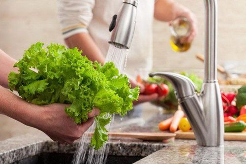 Rửa thực phẩm có khiến đồ ăn an toàn hơn không?