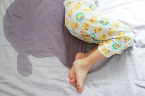 Trẻ hay tiểu đêm là dấu hiệu bệnh gì?