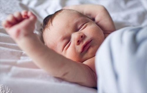 Trẻ sơ sinh ngủ hay vặn mình, miệng có chất nhớt là bệnh gì?