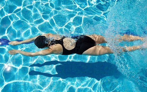 Bơi lội là một trong các bài tập cho người bị bệnh alzheimer
