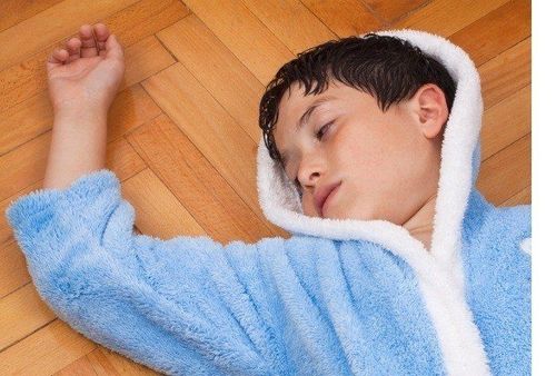 Trẻ 7 tuổi hay co giật tay chân khi ngủ là bệnh gì?