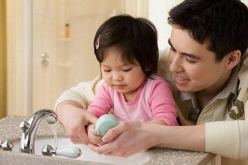 
Cha mẹ nên dạy trẻ rửa tay giúp tiêu diệt vi trùng ở bàn tay trẻ
