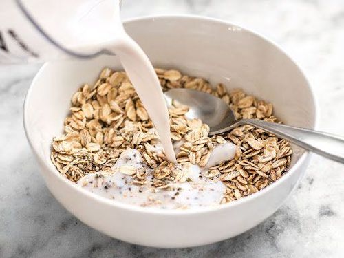 Bột yến mạch với sữa là thực phẩm tăng cường năng lượng cho người bệnh COPD