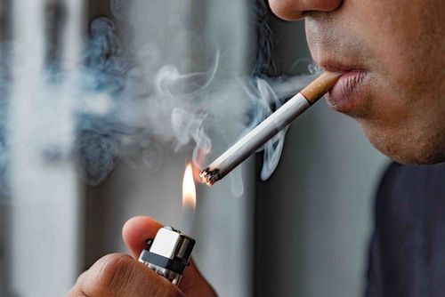 Hút thuốc lá là một trong các yếu tố nguy cơ gây bệnh mạch vành