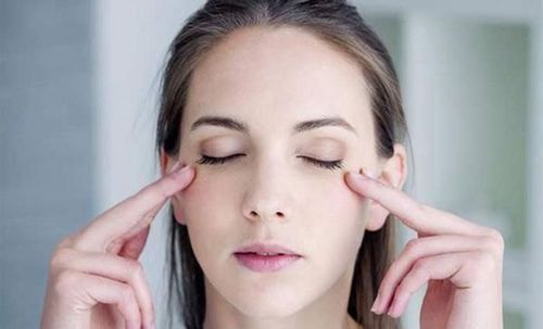 Massage mắt có thể giảm tình trạng đôi mắt mệt mỏi