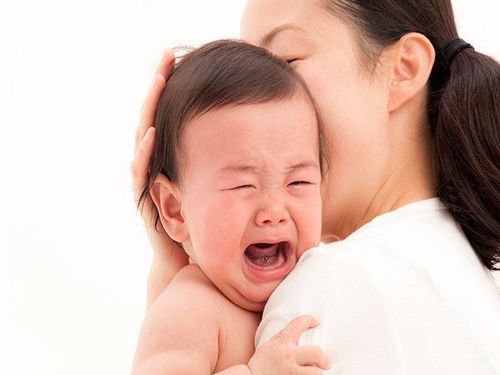 Trẻ 4 tháng tuổi khó đi ngoài, phân vàng sệt có sao không?