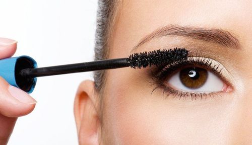 
Khi làm đẹp mùa hè bạn nên tham khảo các loại mascara không thấm nước
