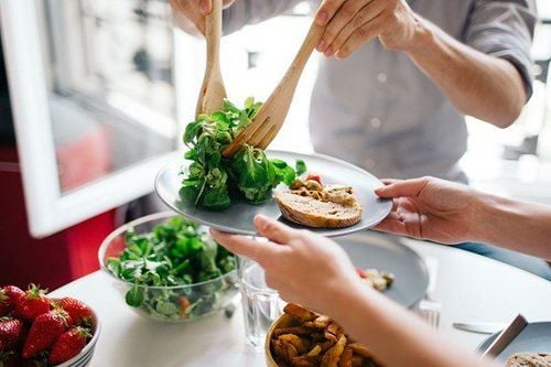 Thiết kế chế độ ăn uống đầy đủ các chất dinh dưỡng cần thiết để giúp nhịp độ sinh học trở lại bình thường