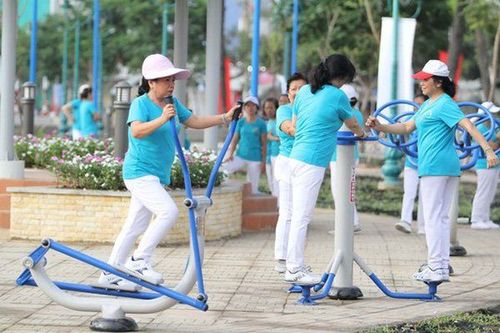Safe outdoor exercises for the elderly