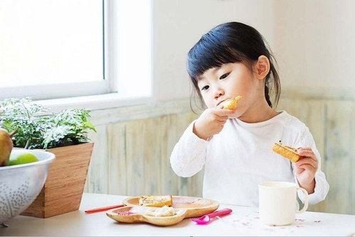 Trẻ ăn bánh bị mốc nguy hiểm không?