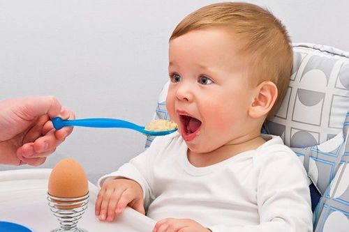 Cho bé ăn cháo loãng, các món dễ tiêu để chăm sóc trẻ ho về đêm