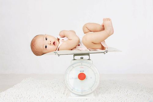 Trẻ sinh non 4 tháng tuổi nặng 6kg5 có bình thường không?