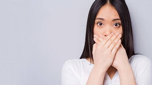 Vì sao lưỡi có mùi hôi dù vệ sinh rất sạch?