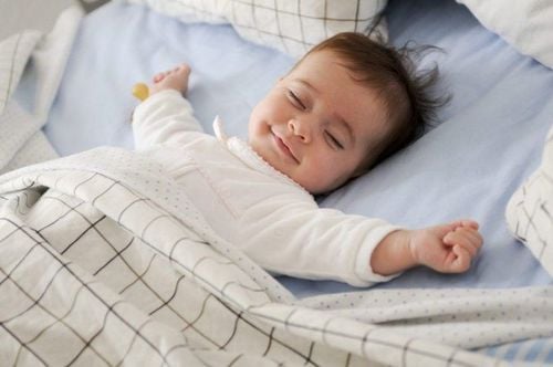 If a young child has a cough and runny nose, parents can still let them sleep with the air conditioner on.