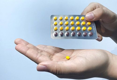 Đang dùng thuốc chống đông máu uống thuốc tránh thai được không?