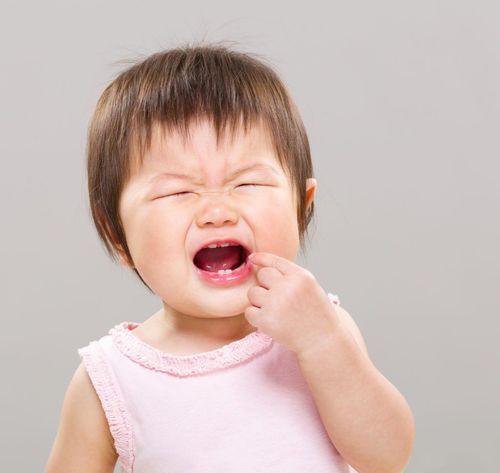 Trẻ mọc răng hàm dưới trước có sao không?