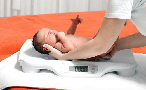 Trẻ sơ sinh không tăng cân trong tháng đầu có bất thường không?