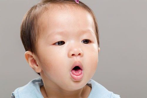Trẻ có triệu chứng co thắt thanh quản có sao không?