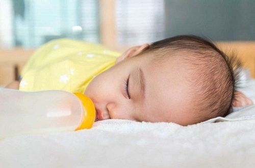 Cho trẻ 14 tháng cai sữa đêm như thế nào?