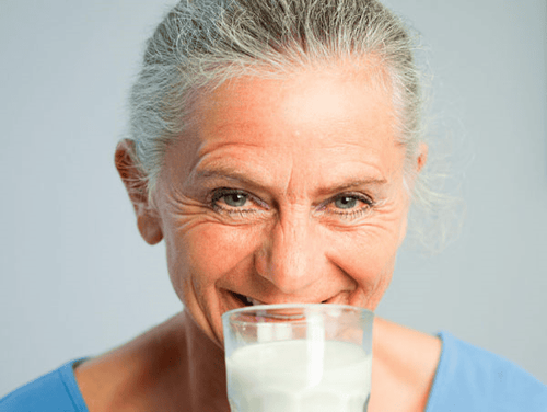 Diabetics should choose milk with a low glycemic index, skim milk to stabilize blood sugar
