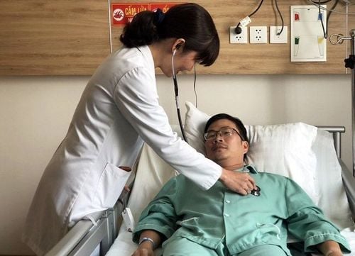 
Patient Ho Le Duy and Doctor Ho Thi Xuan Nga- Photo source from Bong Mai
